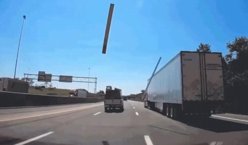 앞 트럭에서 떨어져 날아오는 널빤지[아와다 차량 블랙박스 캡처]